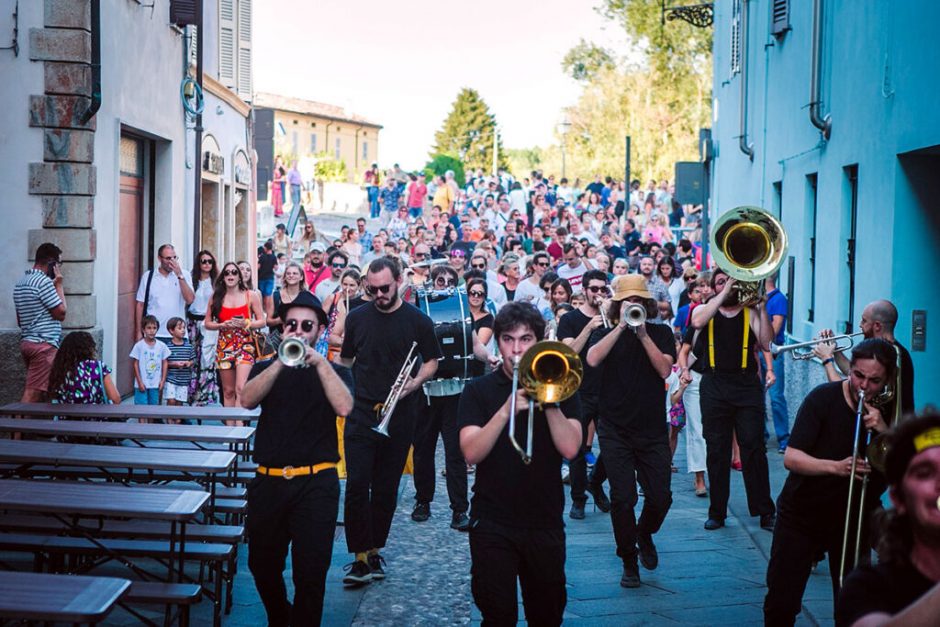 FOTO parata-rusty-brass-band-1024x683