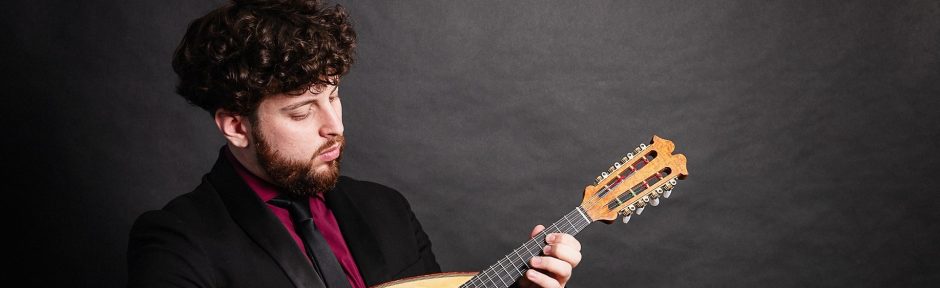 Federico Maddaluno mentre suona il mandolino