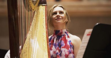 Tjasha-Gafner-©-Daniel-Delang-landscape-portrait-with-harp--1024x723