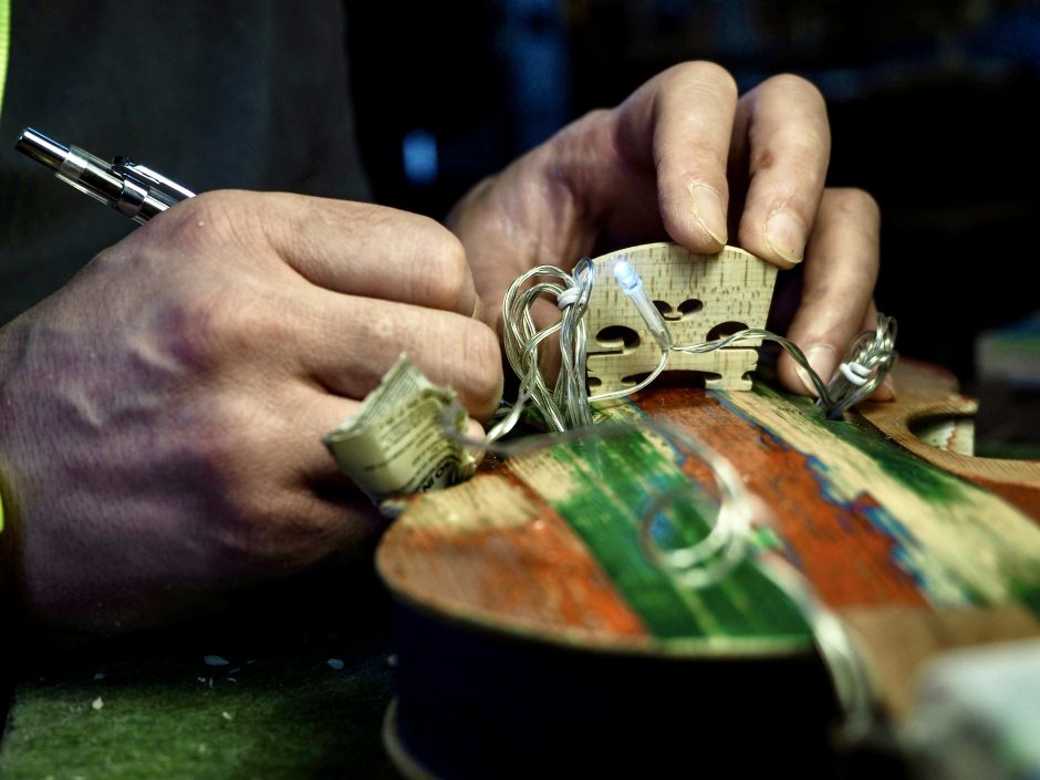6.1 - il lavoro di costruzione degli strimenti nella Liuteria del carcere